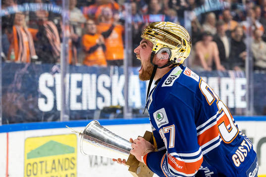 Växjös Glenn Gustafsson jublar med LeMat pokalen