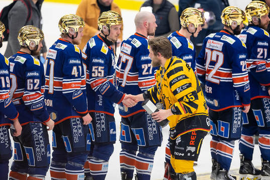 Skellefteås Oscar Möller hälsar på Växjös spelare