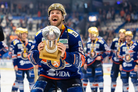 Växjös Manuel Ågren jublar med LeMat pokalen