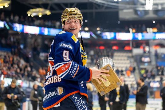 Växjös Victor Stjernborg jublar med LeMat pokalen