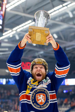 Växjös Ludvig Claesson jublar med LeMat pokalen