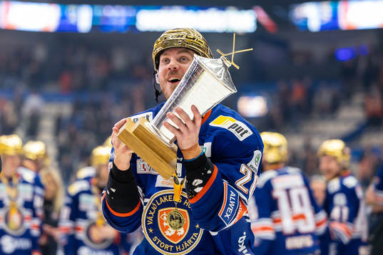 Växjös Joel Kellman jublar med LeMatpokalen