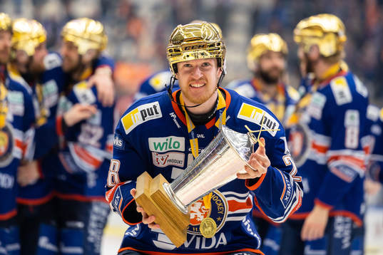 Växjös Hugo Gustafsson jublar med LeMat pokalen