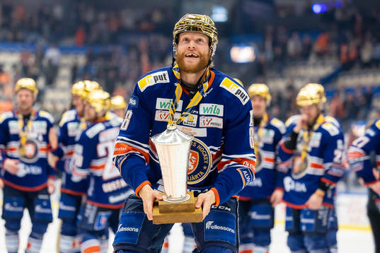 Växjös Ludvig Claesson jublar med LeMat pokalen