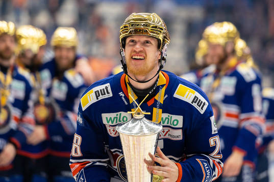 Växjös Hugo Gustafsson jublar med LeMat pokalen