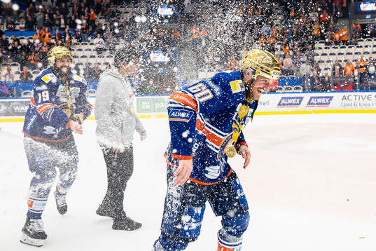 Växjös Erik Josefsson jublar med lagkamrater