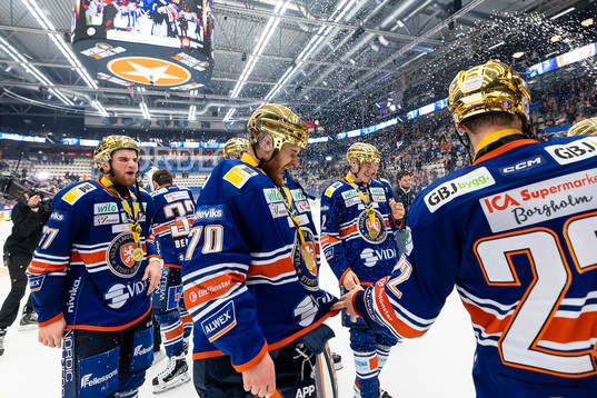 Växjös Glenn Gustafsson och målvakt Adam Åhman jublar