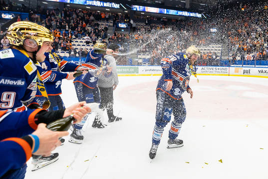 Växjös Erik Josefsson jublar med lagkamrater