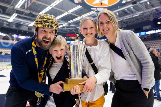 Växjös massör Lenny Anderlycke med familj jublar med