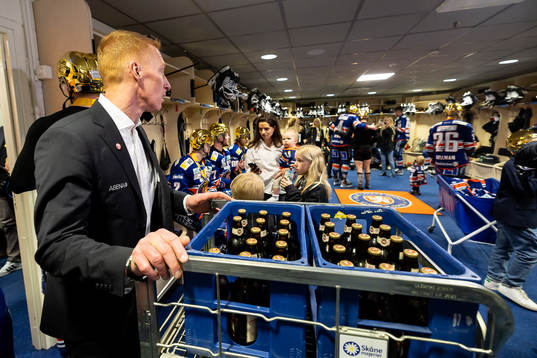 Växjös tränare Jörgen Jönsson kommer med dricka