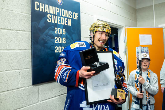 Växjös målvakt Emil Larmi jublar med Stefan Liv Trophy