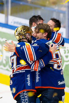 Växjös Robert Rosén och målvakt Emil Larmi jublar