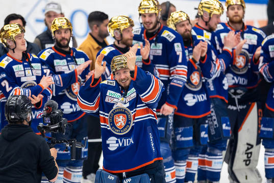 Växjös målvakt Emil Larmi jublar