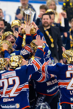 Växjös spelare jublar med LeMat pokalen