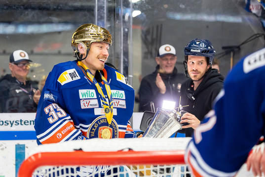 Växjös målvakt Emil Larmi jublar