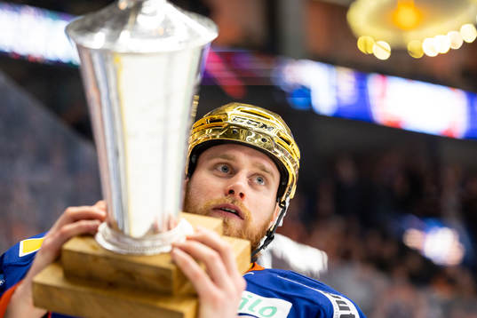 Växjös målvakt Adam Åhman jublar med LeMat pokalen