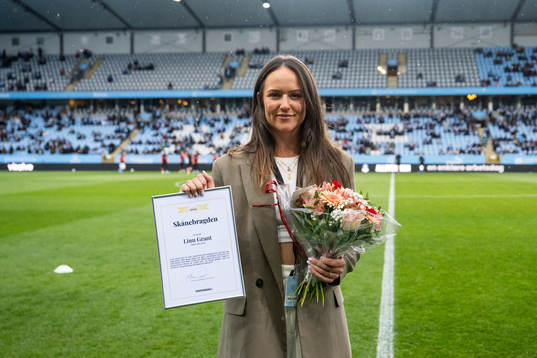Golfspelaren Linn Grant tar emot priset Skånebragden