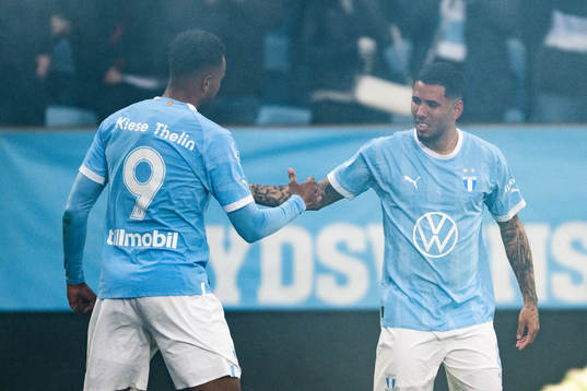 Malmö FFs Isaac Kiese Thelin och Sergio Pena jublar