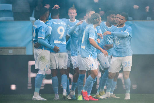 Malmö FFs Isaac Kiese Thelin jublar med lagkamrater