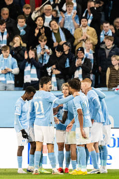 Malmö FFs Stefano Vecchia jublar med lagkamrater