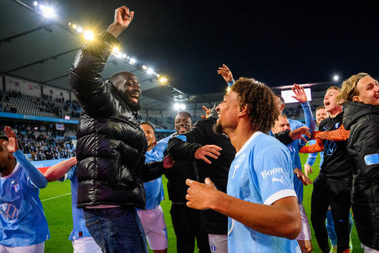 Malmö FFs Mahame Siby och Joseph Ceesay jublar