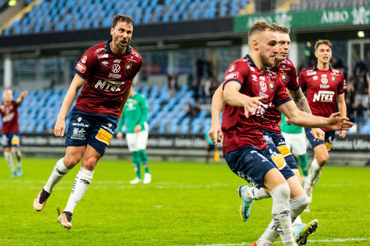 Örgrytes Jonathan Azulay jublar