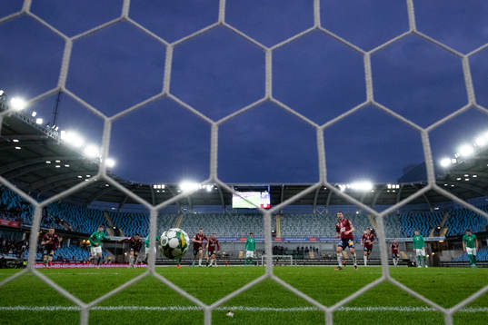 Örgrytes Jonathan Azulay kvitterar till 2-2 på straff