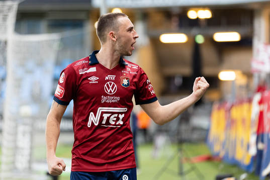 Örgrytes William Svensson jublar när domaren blåser