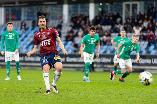 Örgrytes Jonathan Azulay kvitterar till 2-2 på straff