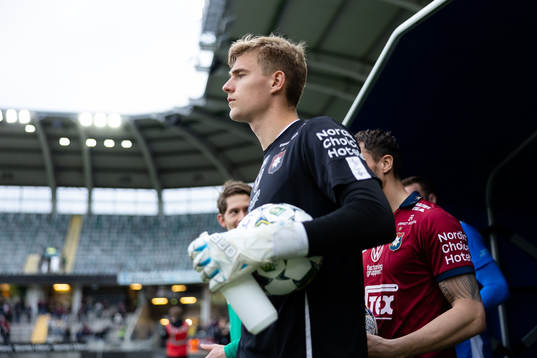 Örgrytes målvakt Mathias Nilsson på väg in för line up