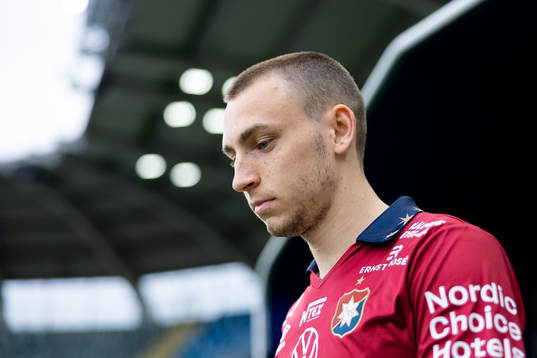 Örgrytes William Svensson på väg in för line up innan