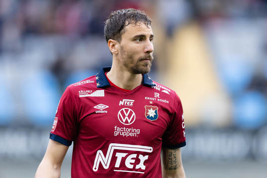 Örgrytes Jonathan Azulay på line up innan fotbollsmatchen