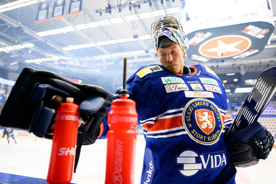 Växjös målvakt Emil Larmi värmer upp innan final fem i