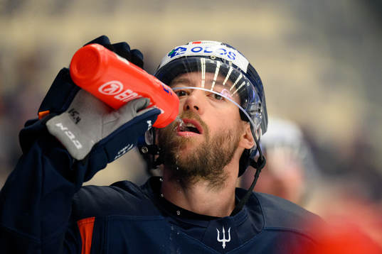 Växjös Dan Sexton värmer upp innan final fem i SHL