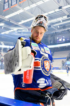 Växjös målvakt Adam Åhman värmer upp innan final fem i