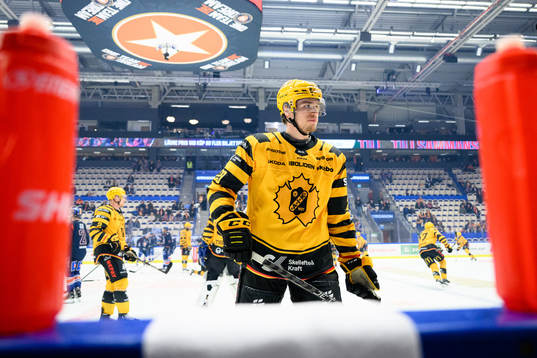 Skellefteås Albin Sundsvik värmer upp innan final fem i