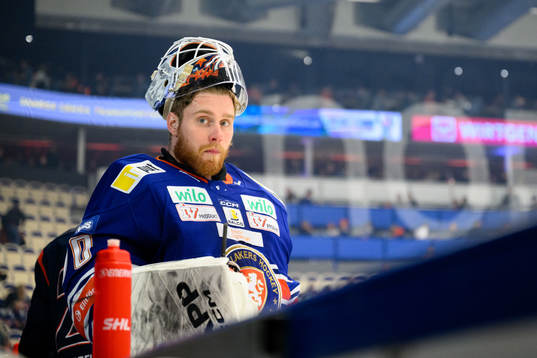 Växjös målvakt Adam Åhman värmer upp innan final fem i