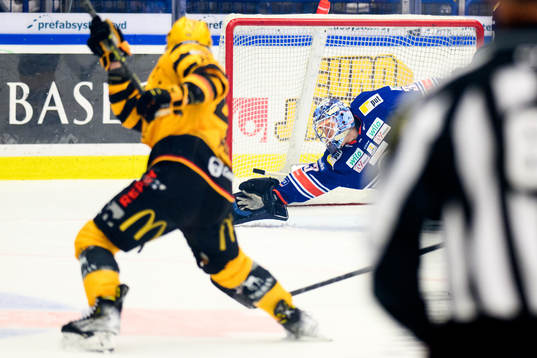 Växjös målvakt Emil Larmi räddar ett skott