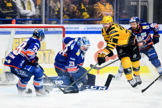 Växjös målvakt Emil Larmi och Skellefteås Tom Kühnhackl