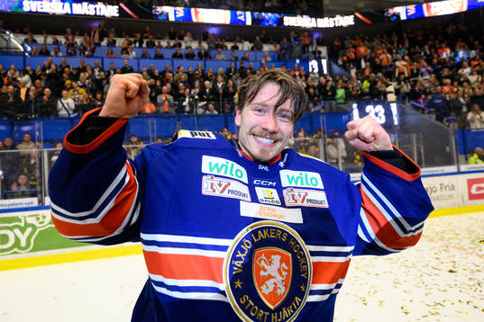 Växjös målvakt Emil Larmi jublar