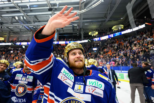 Växjös målvakt Adam Åhman jublar