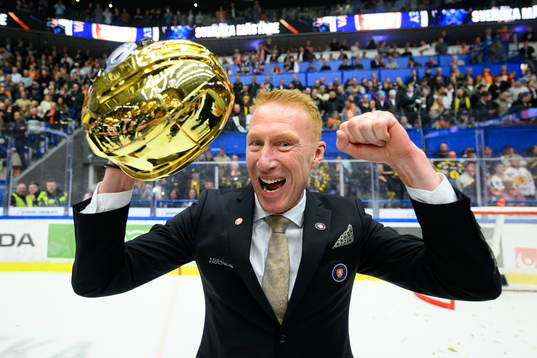 Växjös tränare Jörgen Jönsson jublar