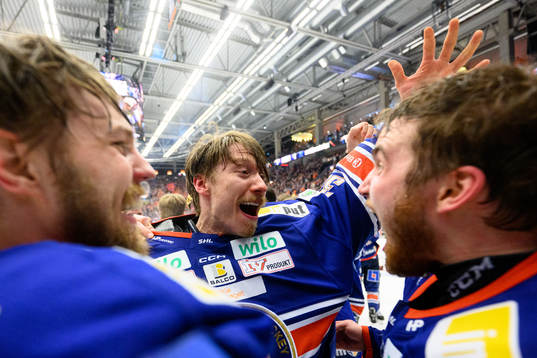 Växjös målvakt Emil Larmi jublar