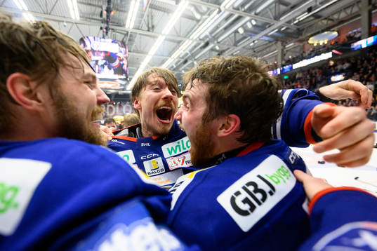 Växjös målvakt Emil Larmi jublar