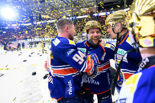 Växjös Robert Rosén jublar