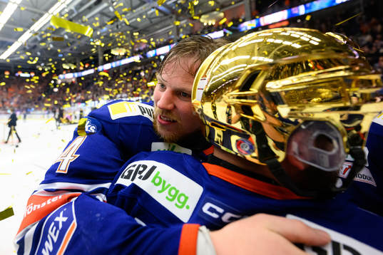 Växjös Joel Persson jublar