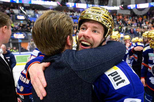 Växjös Robert Rosén jublar