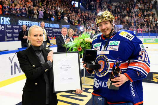 Växjös målvakt Emil Larmi tilldelas Stefan Liv Memorial