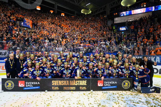 Växjös spelare jublar med pokalen