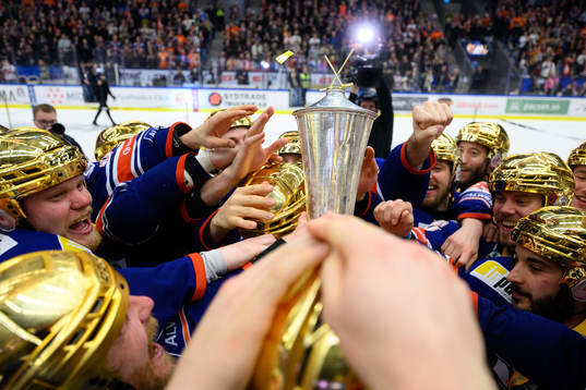 Växjös spelare jublar med pokalen